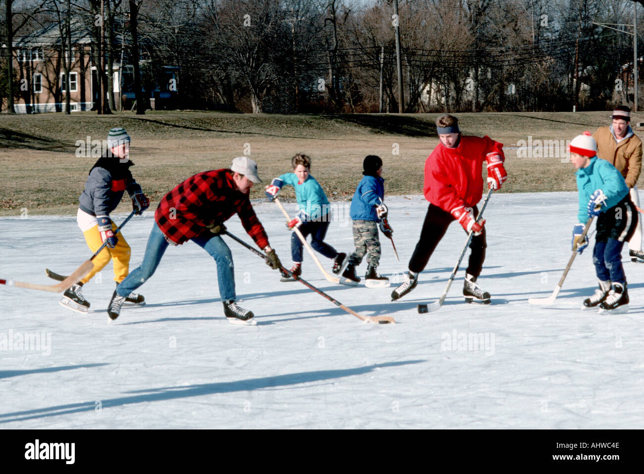 Sandlot hockey est un sport d'hiver préféré dans de nombreux états du nord Michigan Banque D'Images