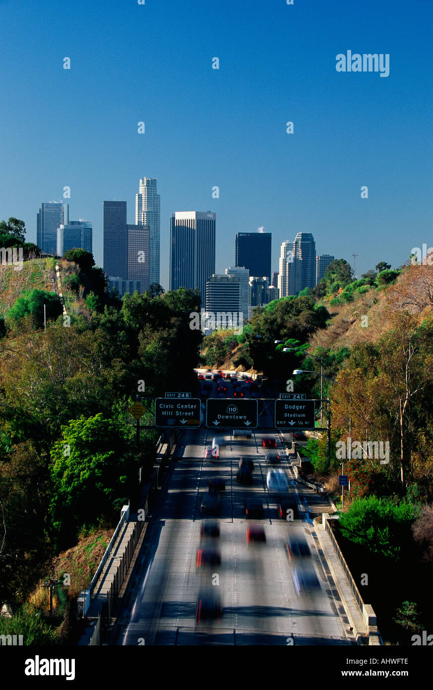 C'est l'heure de pointe du trafic sur l'autoroute de Pasadena c'est près de Dodger Stadium avec l'horizon à l'arrière-plan Banque D'Images