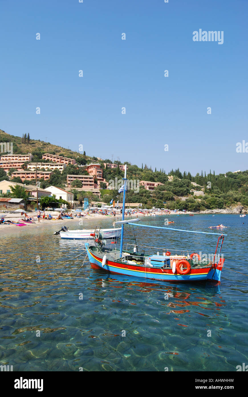 Plage et vue sur le complexe, Kalami, Corfou, îles Ioniennes, Grèce Banque D'Images