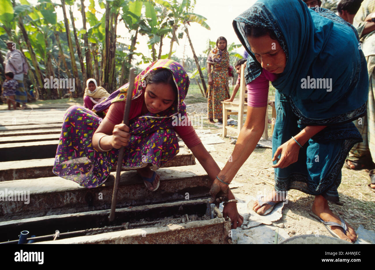 Femmes d'une coopérative de femmes qui font des poutres en béton armé. Madaripur, Bangladesh Banque D'Images