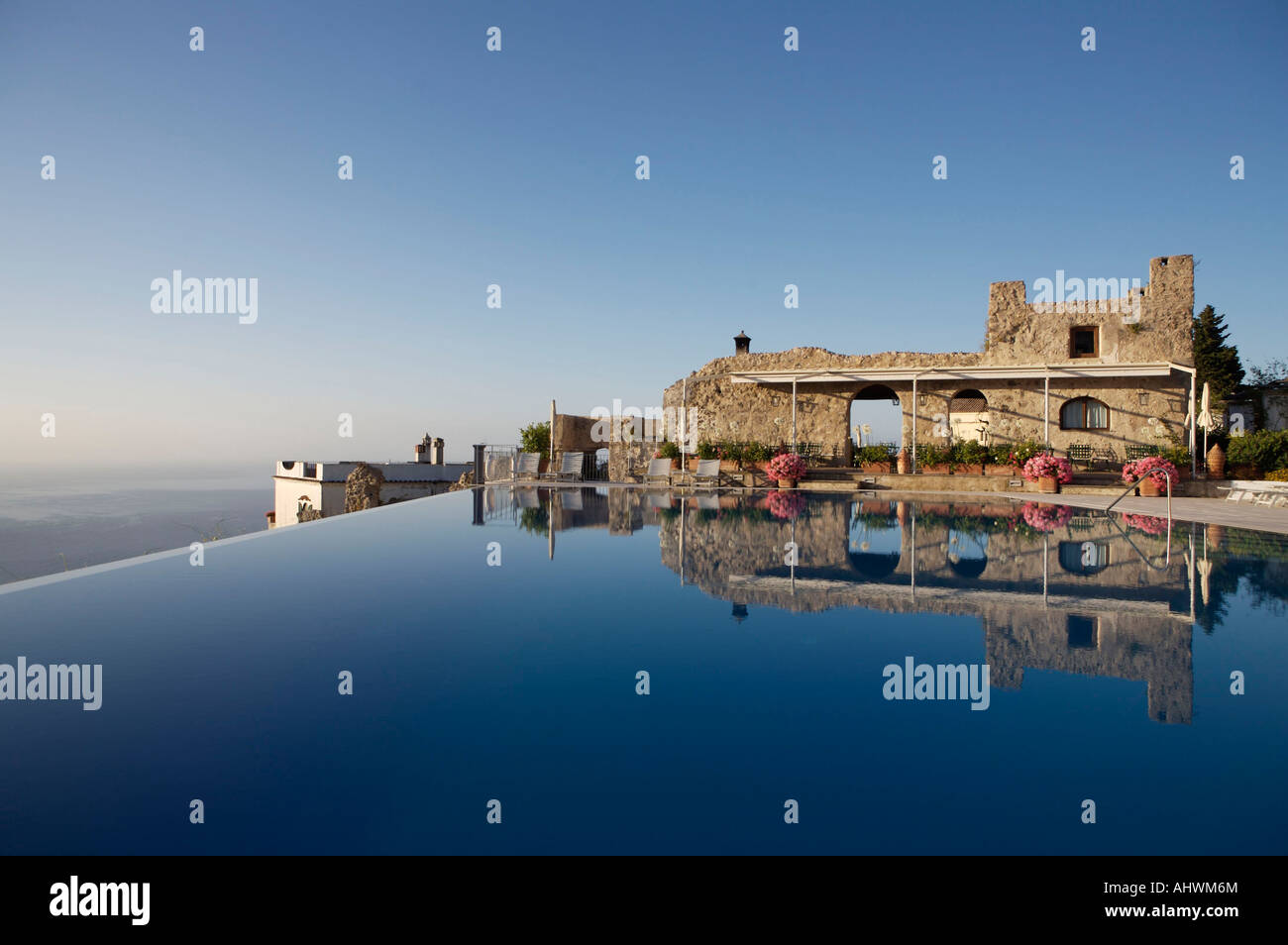 La piscine à débordement de l'hôtel Caruso de Ravello, Italie, prise dans le lever tôt le matin Banque D'Images