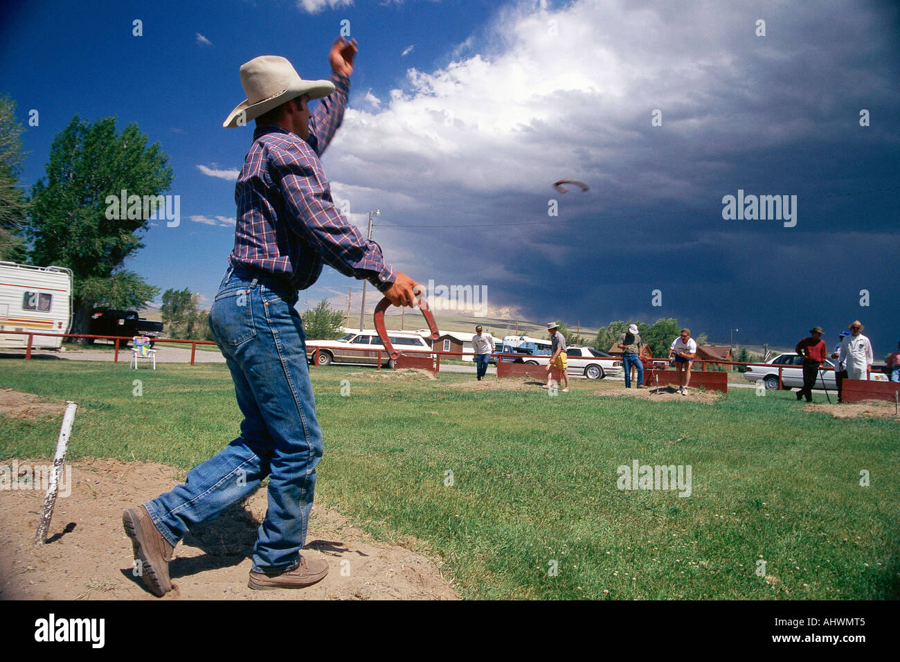 Man throwing horseshoe Banque D'Images