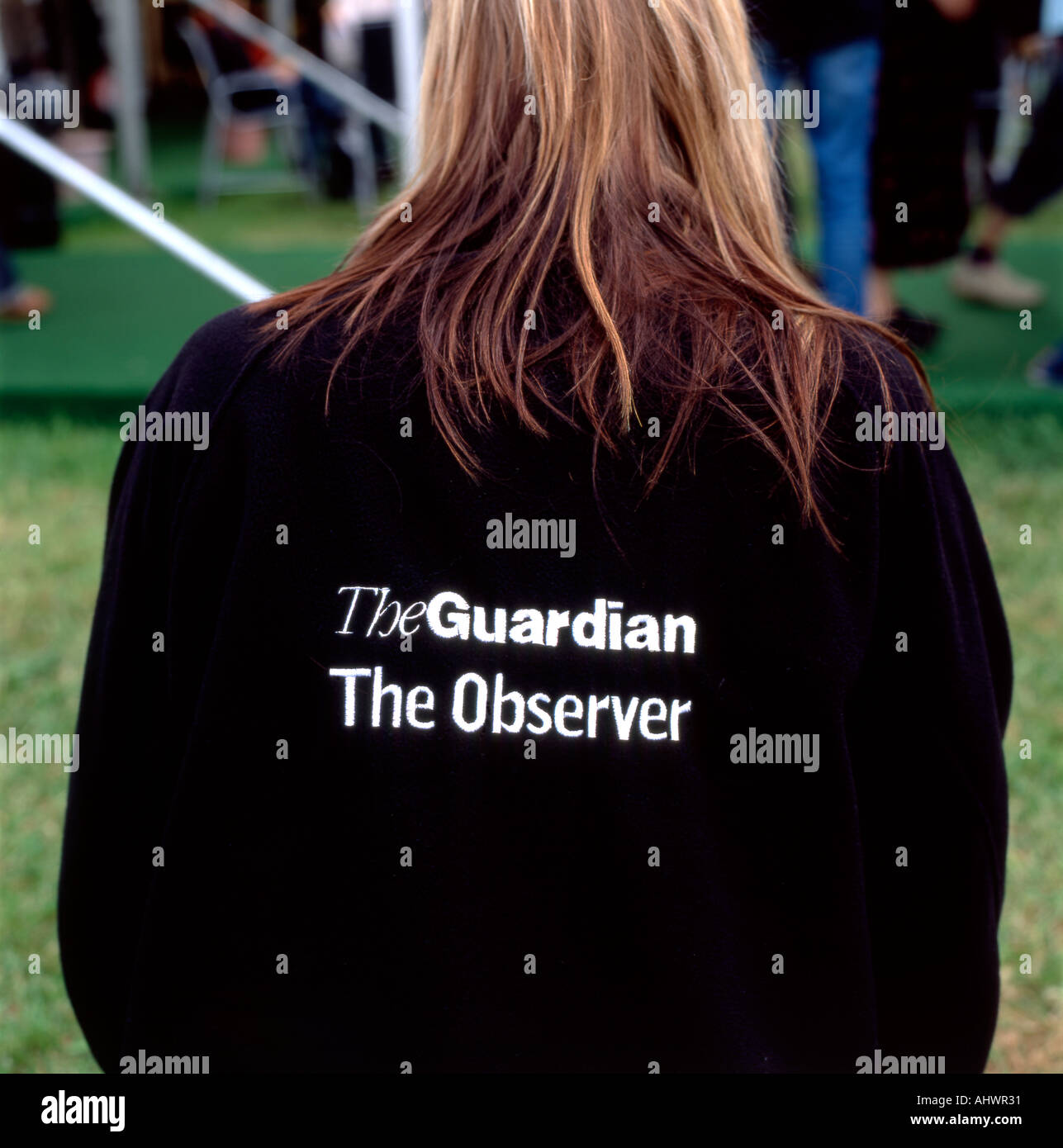 Une femme portant une chemise disant tuteur et observateur à l'Hay Festival Hay-on-Wye Powys Pays de Galles UK Banque D'Images