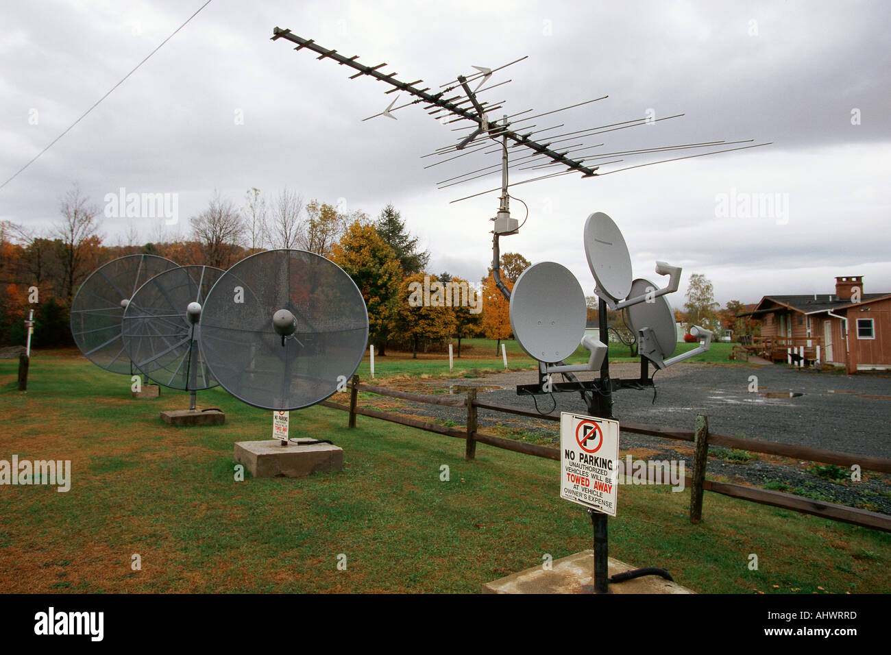 L'antenne TV et satellite dishes Banque D'Images