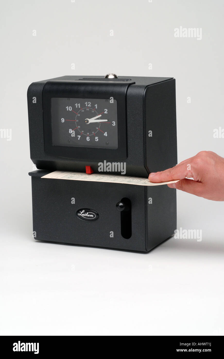 L'horloge en temps électronique transparente blanche avec insertion de carte à la main de temps en place Banque D'Images