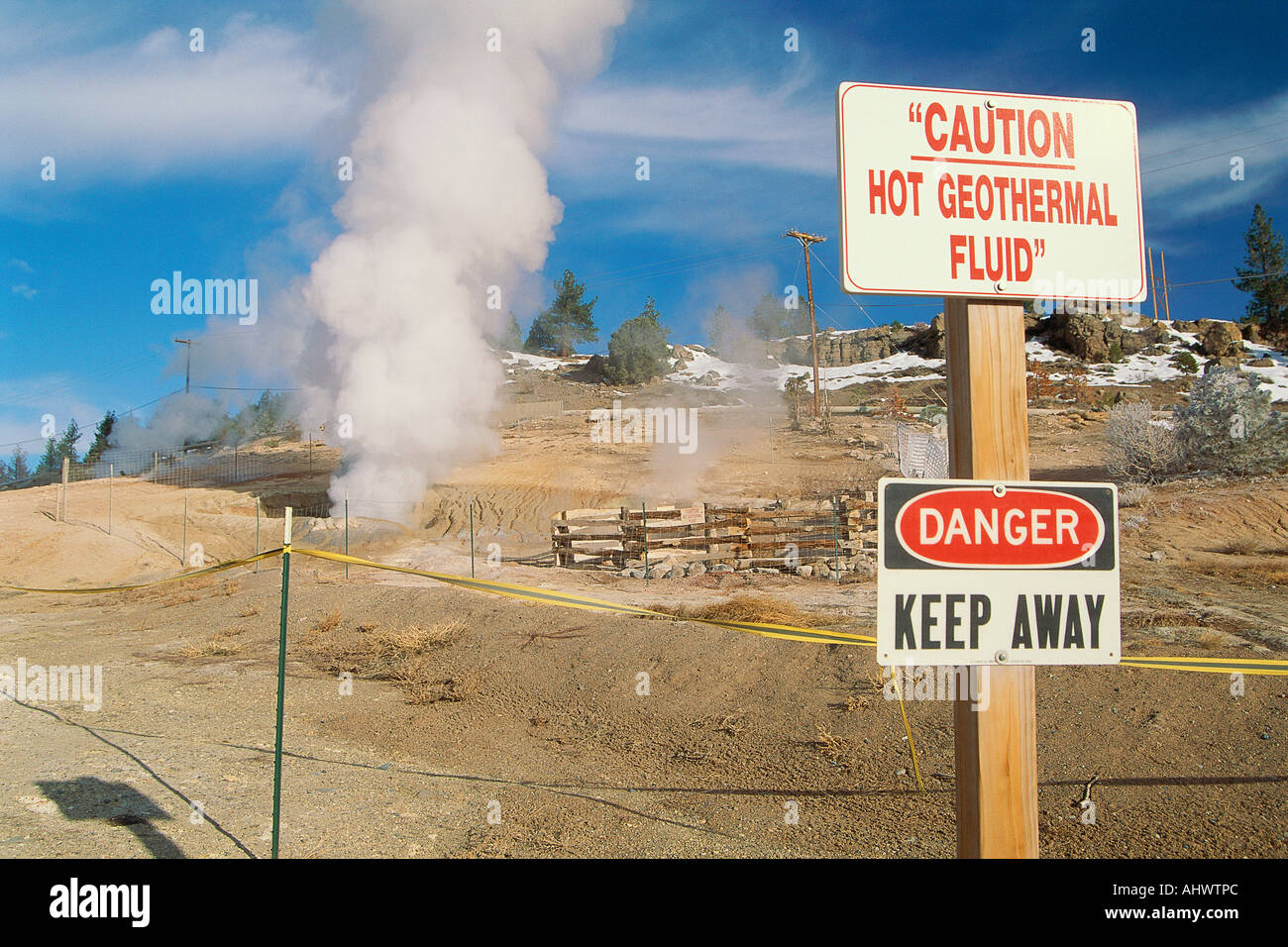 Panneau de danger à une centrale géothermique Banque D'Images