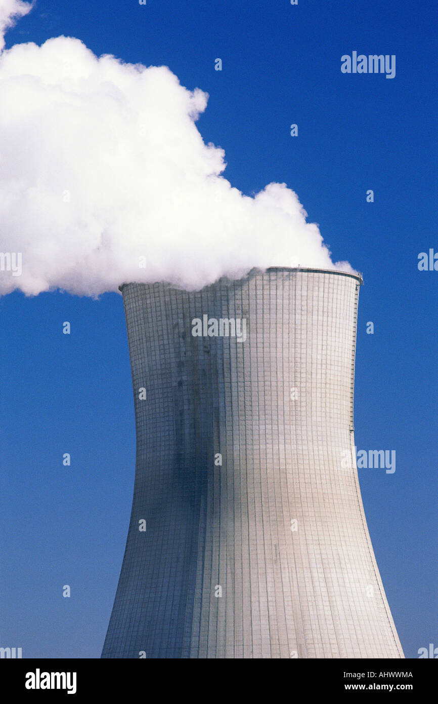 S'échapper de la vapeur du réacteur nucléaire Banque D'Images