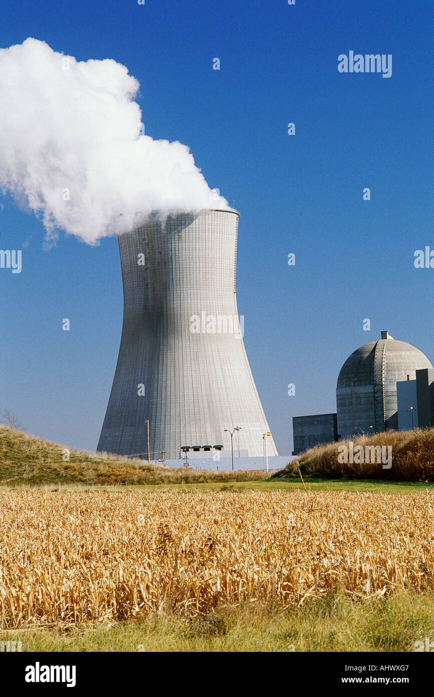 Réacteur nucléaire, avec en premier plan des terres agricoles Banque D'Images