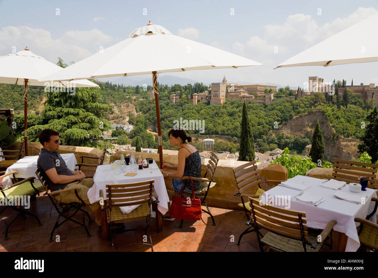 Grenade Grenade Province Espagne Vue de l'Alhambra depuis la terrasse du restaurant dans l'Albayzin Banque D'Images