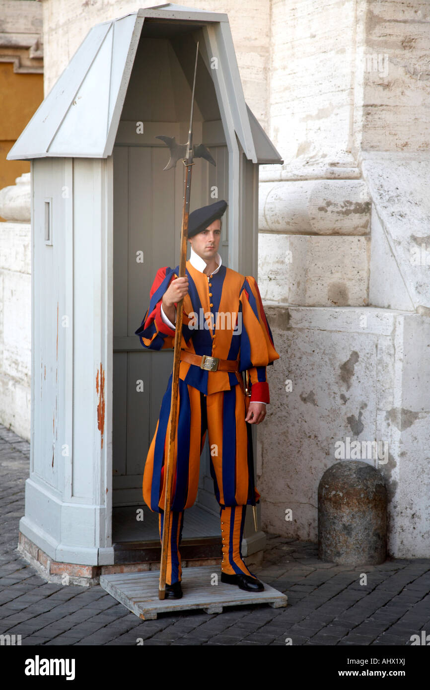 L'un des Garde Suisse Pontificale monte la garde en uniforme traditionnel avec pike dans Vatican Rome Lazio Italie Banque D'Images