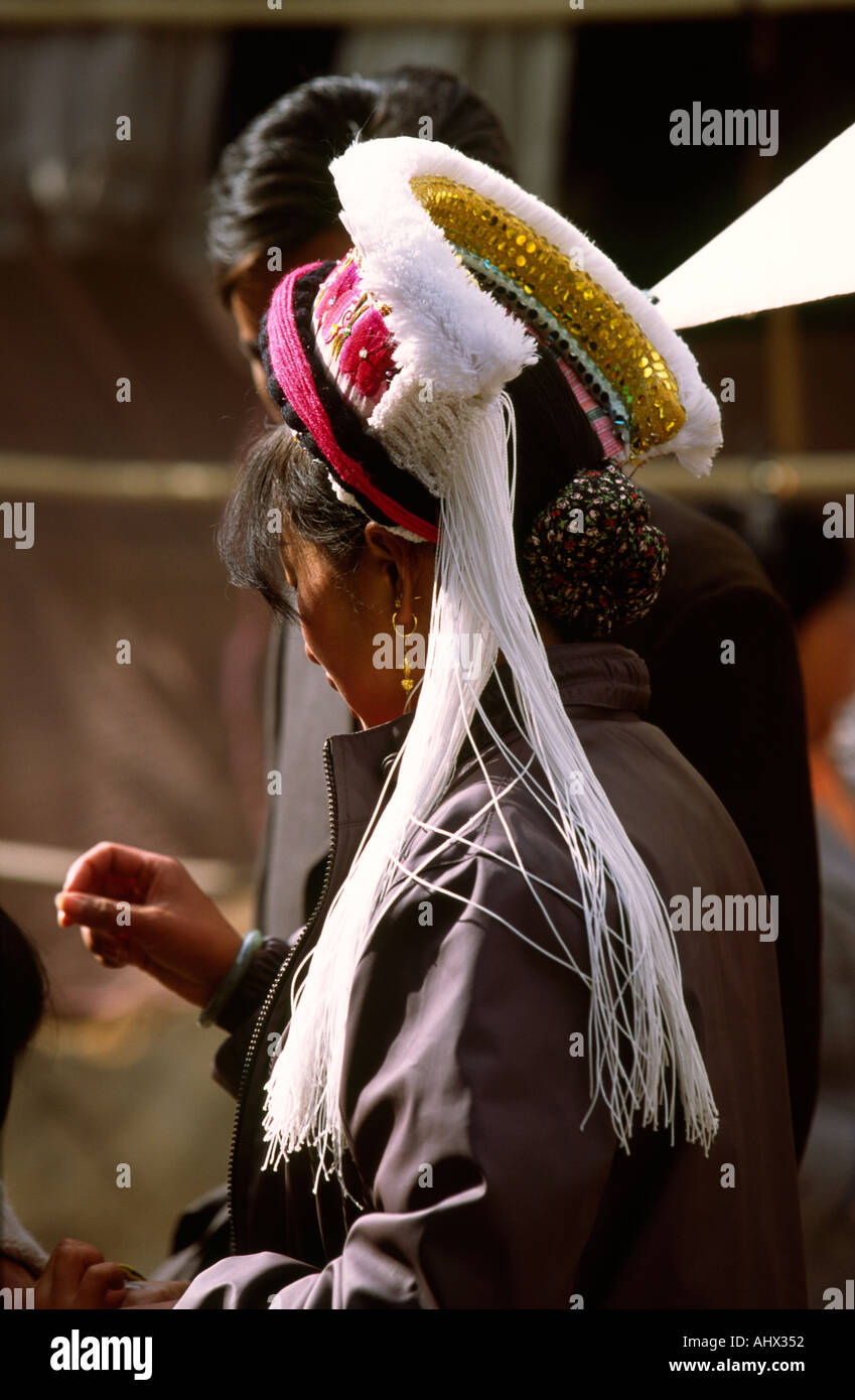 Chine Yunnan Dali Wase Bai traditionnelle coiffure Femme Banque D'Images