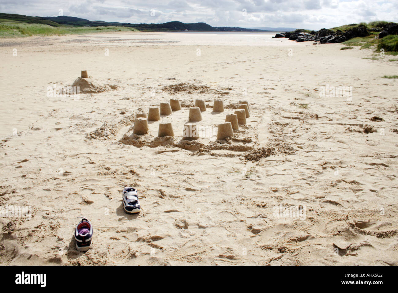 Châteaux de sable sur une plage déserte. Banque D'Images