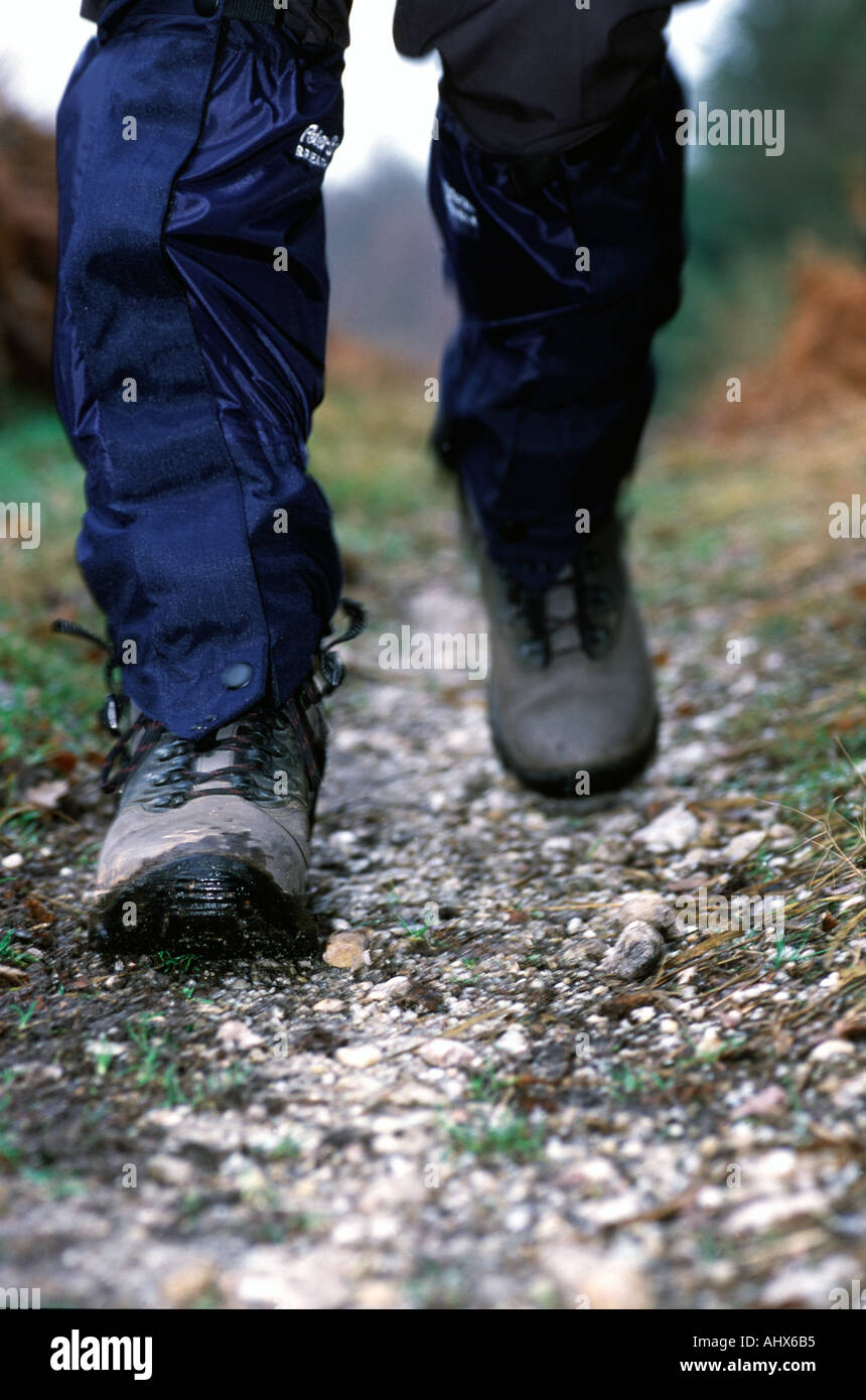 Pieds portant des bottes de randonnée et balades gaitors étanche vers l'observateur Banque D'Images