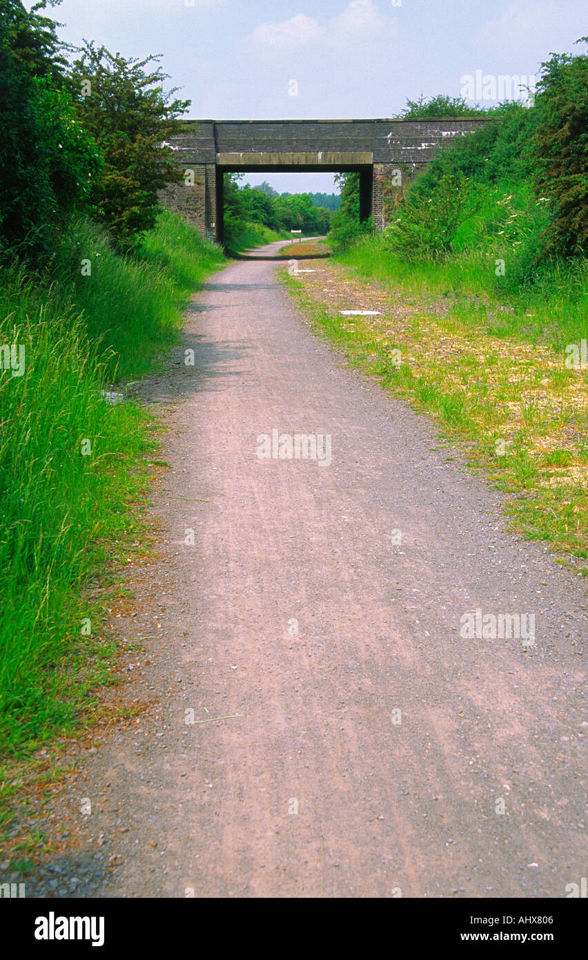 Ancienne voie de chemin de fer maintenant un pays sentier Brixworth Northamptonshire Angleterre Banque D'Images