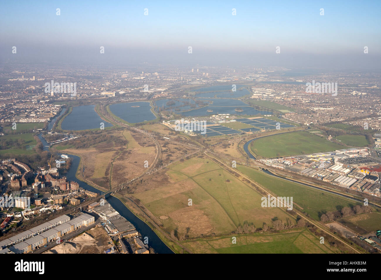 Vue aérienne oblique de haut niveau au nord du marais et l'eau du réservoir de Walthamstow Works London E5 E17 England UK Janvier 2006 Banque D'Images