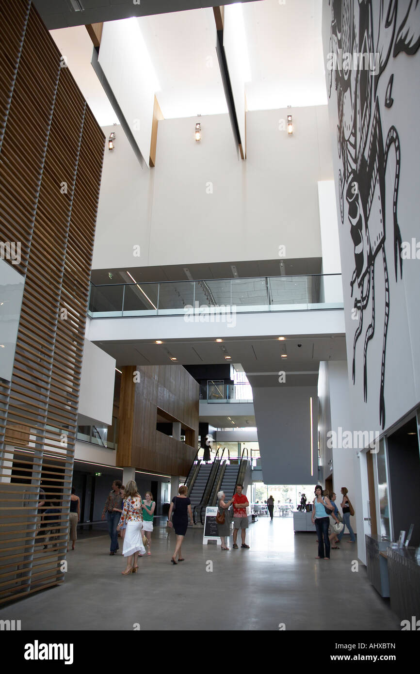 Hall d'atrium dans l'intérieur de la galerie d'Art Moderne du Queensland Brisbane QLD Australie Banque D'Images