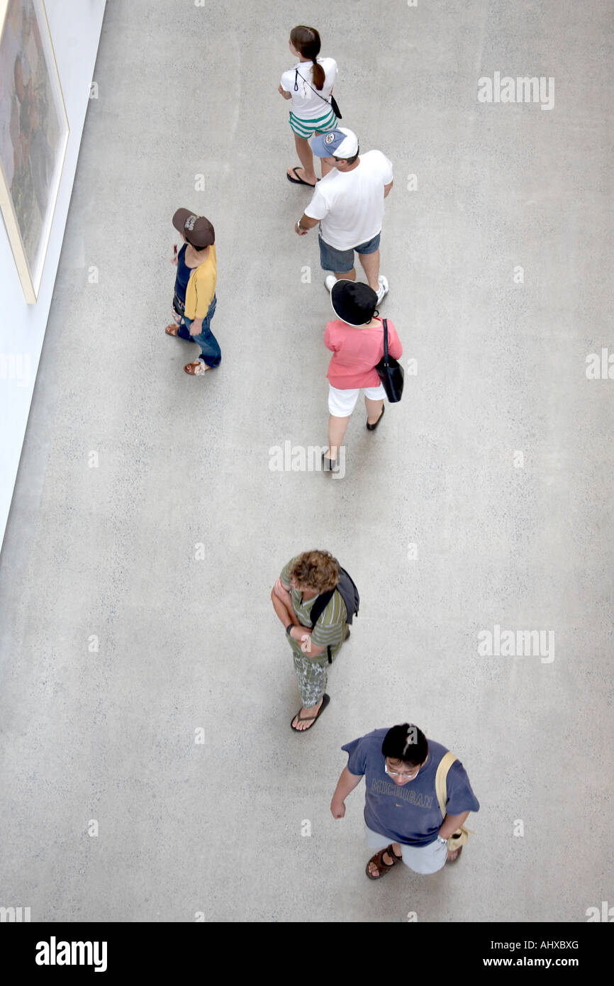 Les gens d'en haut à l'intérieur de la galerie d'Art Moderne de Brisbane Queensland QLD Australie Banque D'Images