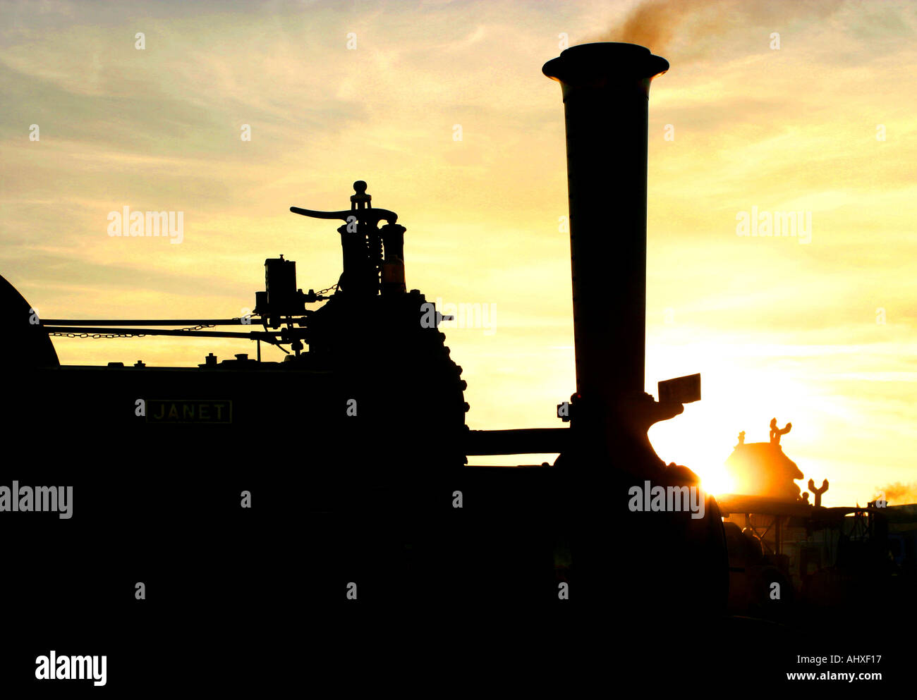 Silhouettes de moteurs à vapeur au coucher du soleil Banque D'Images