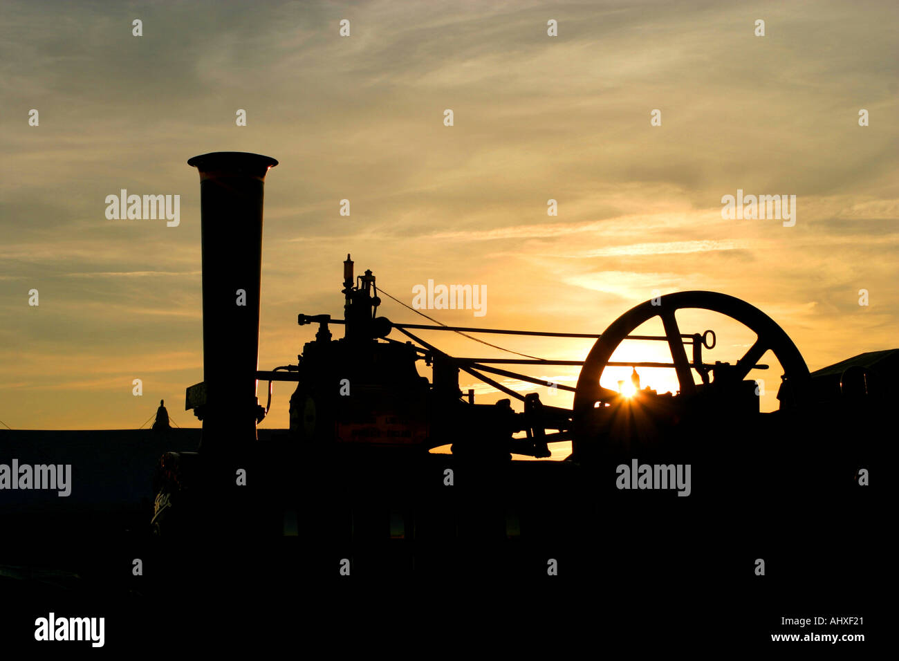 Silhouettes de moteurs à vapeur au coucher du soleil Banque D'Images