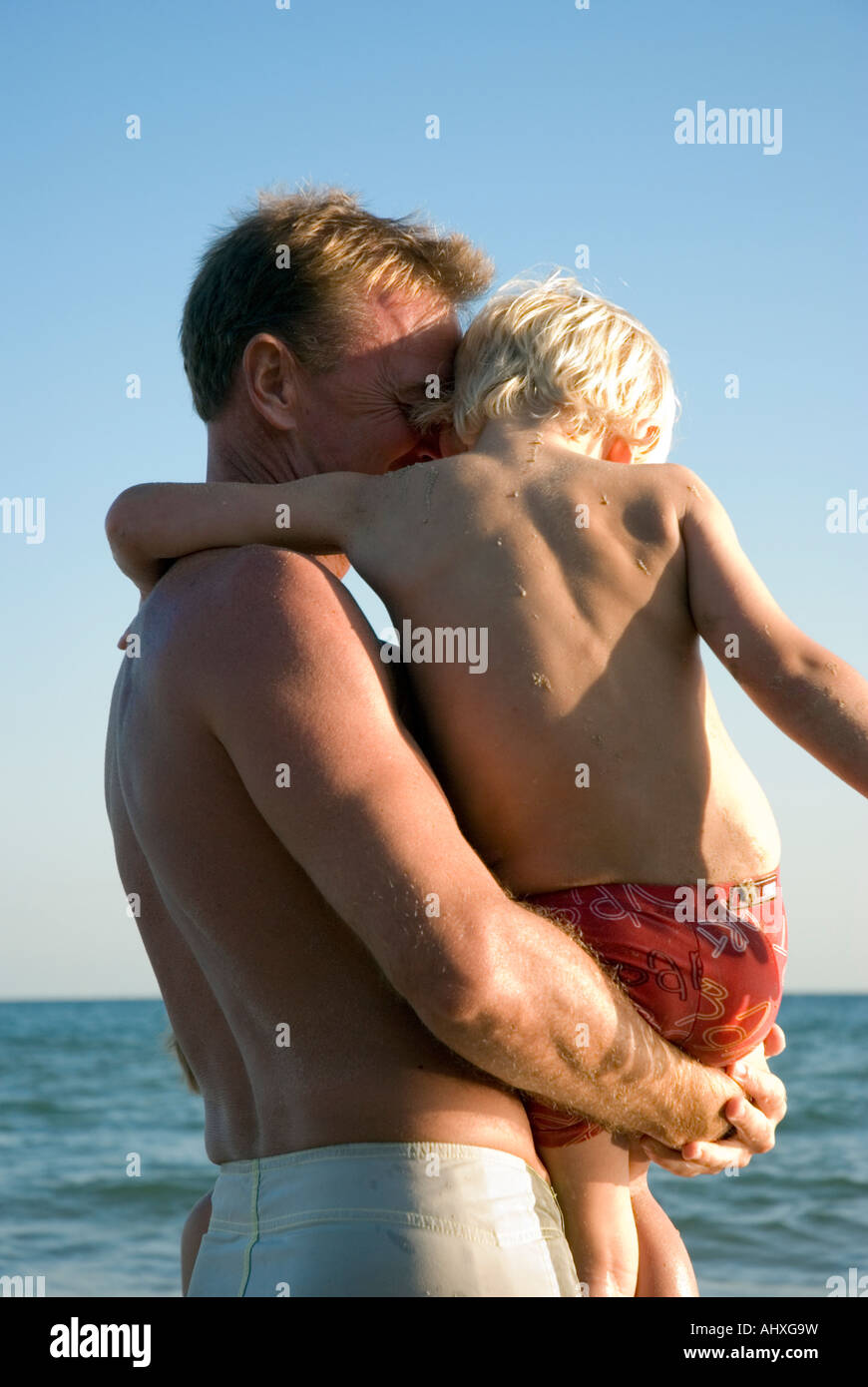 Portrait couleur de père de câliner son fils. Banque D'Images