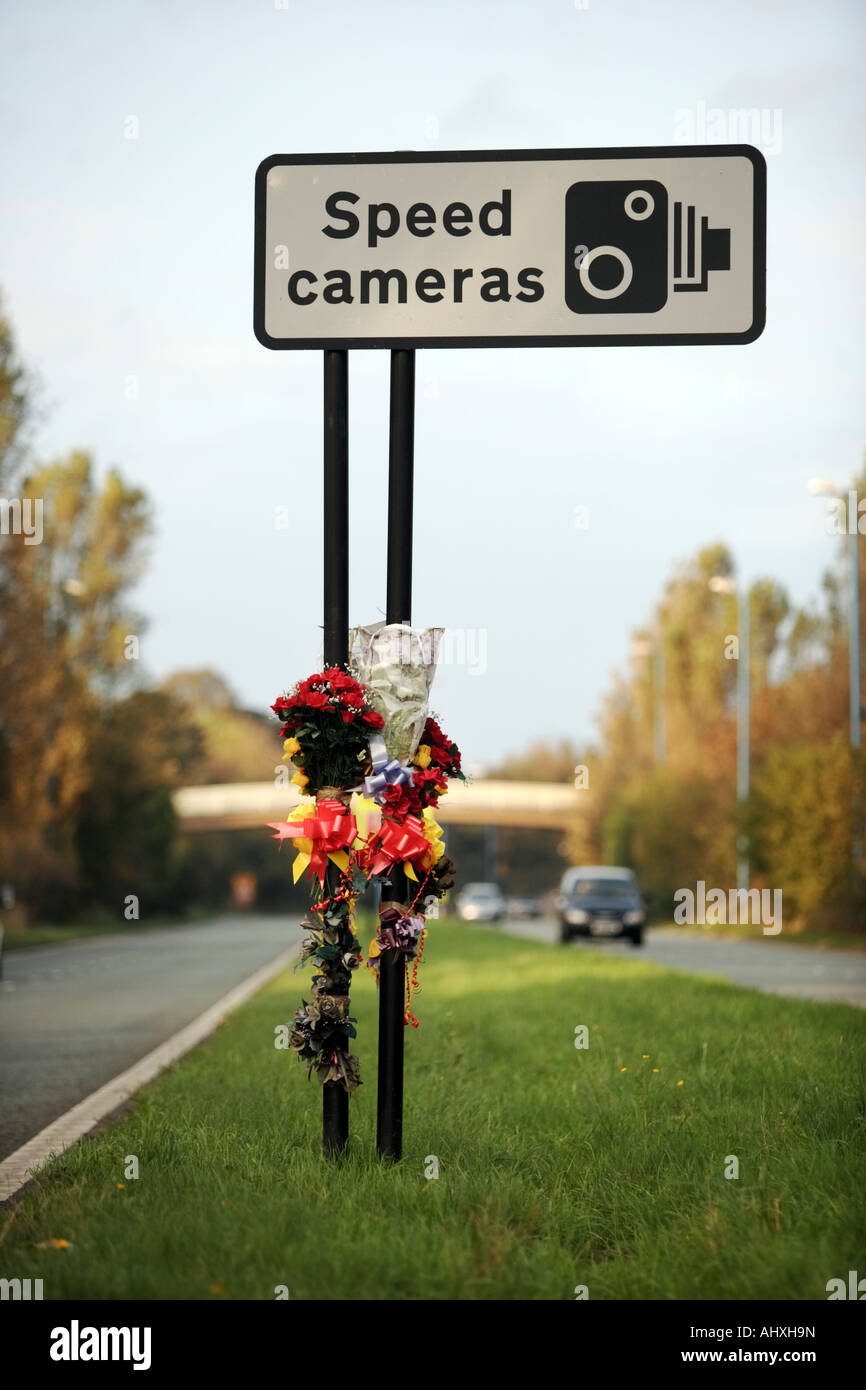 Un hommage floral attaché à un speed camera signer sur les lieux d'un accident de la route à Birmingham UK Banque D'Images