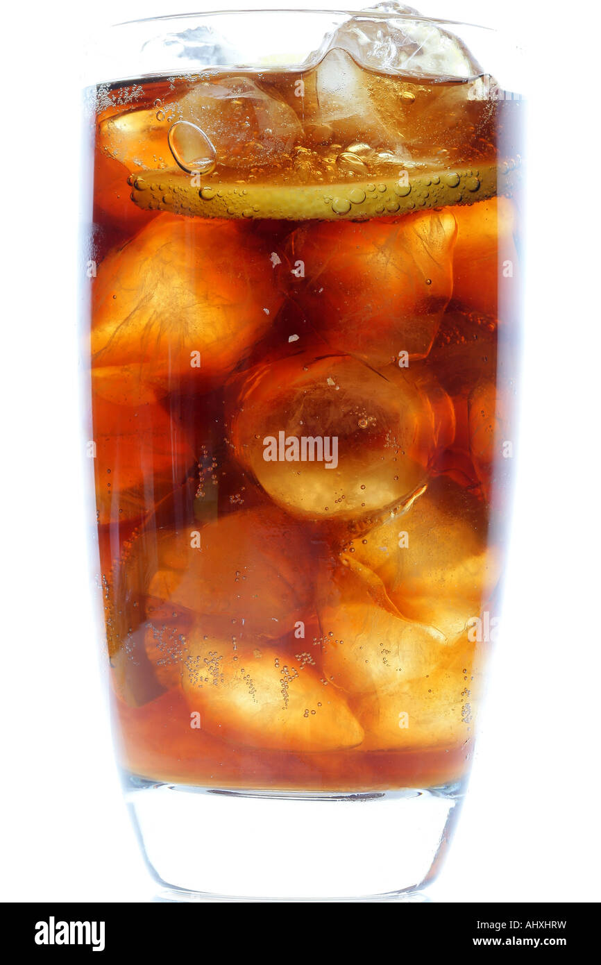 Grand Verre de pétillant gazéifié rafraîchissante boisson coca avec de la glace et citron isolé sur un fond blanc avec un chemin de détourage et aucun peuple Banque D'Images