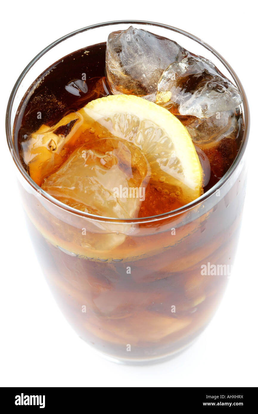 Grand Verre de pétillant gazéifié rafraîchissante boisson coca avec de la glace et citron isolé sur un fond blanc avec un chemin de détourage et aucun peuple Banque D'Images