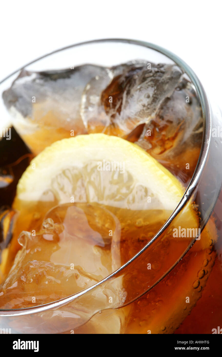 Grand Verre de pétillant gazéifié rafraîchissante boisson coca avec de la glace et citron isolé sur un fond blanc avec un chemin de détourage et aucun peuple Banque D'Images