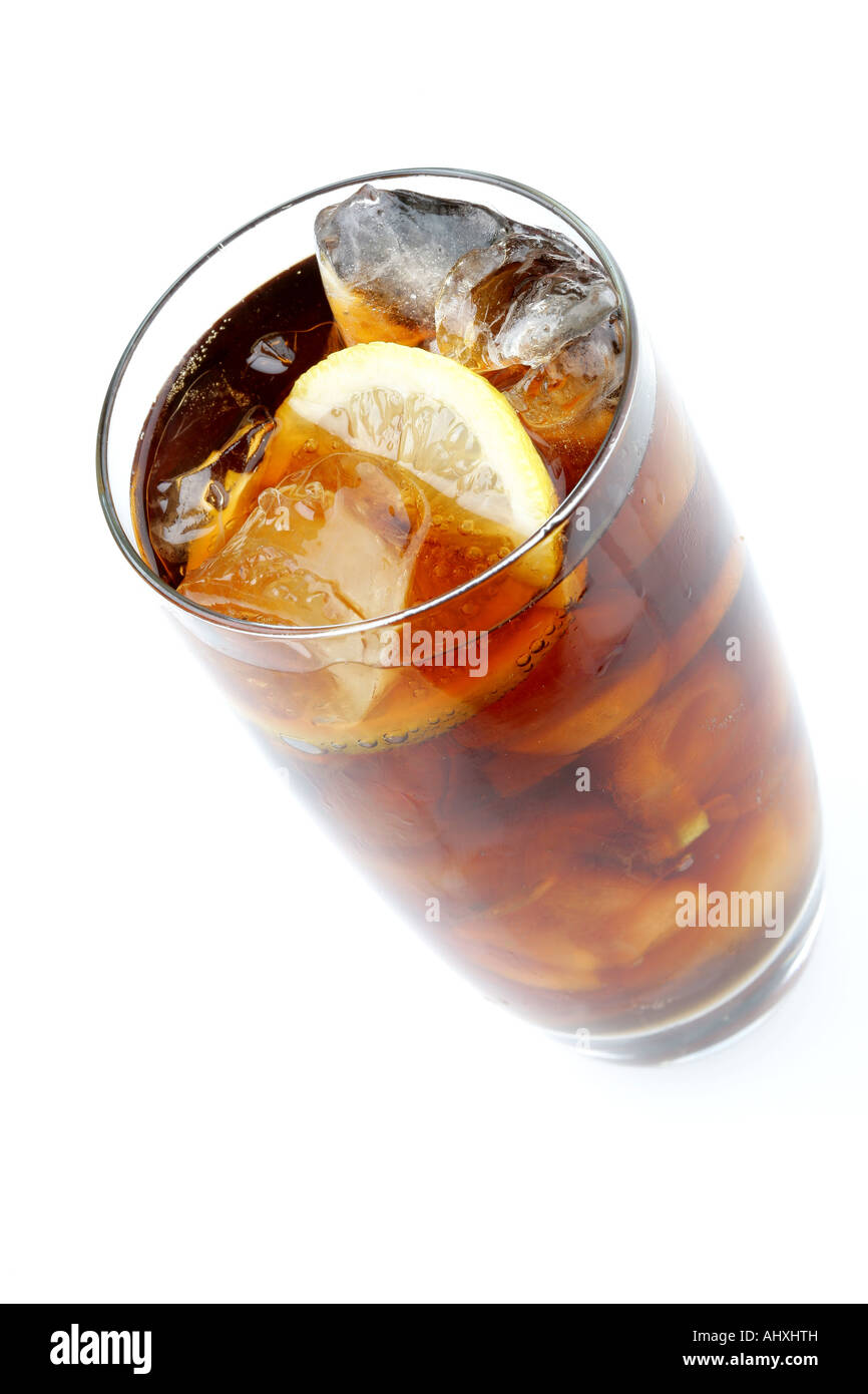 Grand Verre de pétillant gazéifié rafraîchissante boisson coca avec de la glace et citron isolé sur un fond blanc avec un chemin de détourage et aucun peuple Banque D'Images