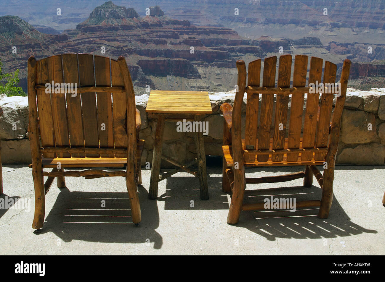 Deux chaises en bois en face de vue panoramique Banque D'Images