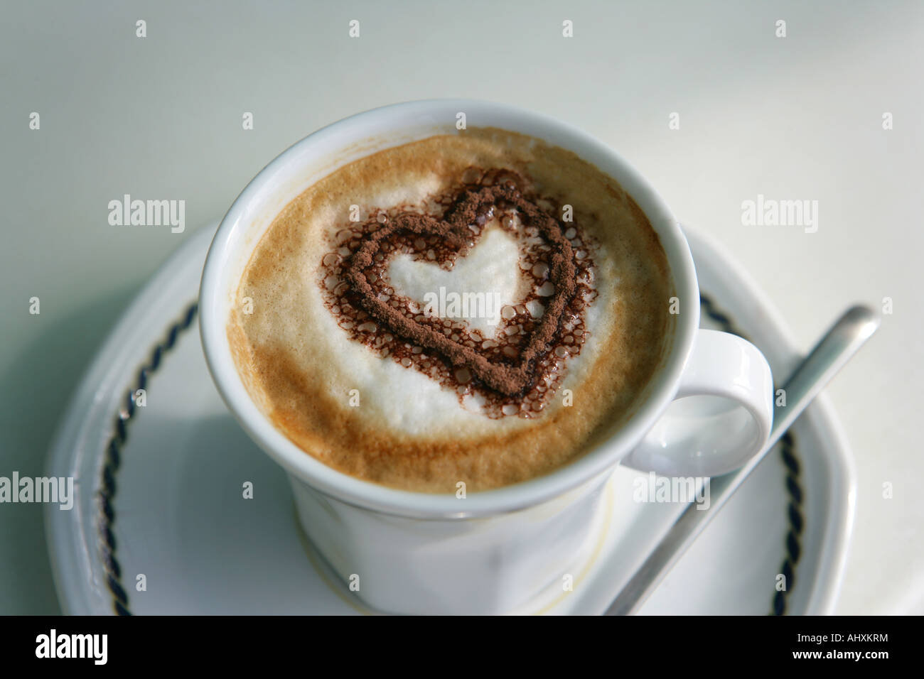 Tasse de café avec du chocolat en forme de coeur sprinked la garniture. Banque D'Images