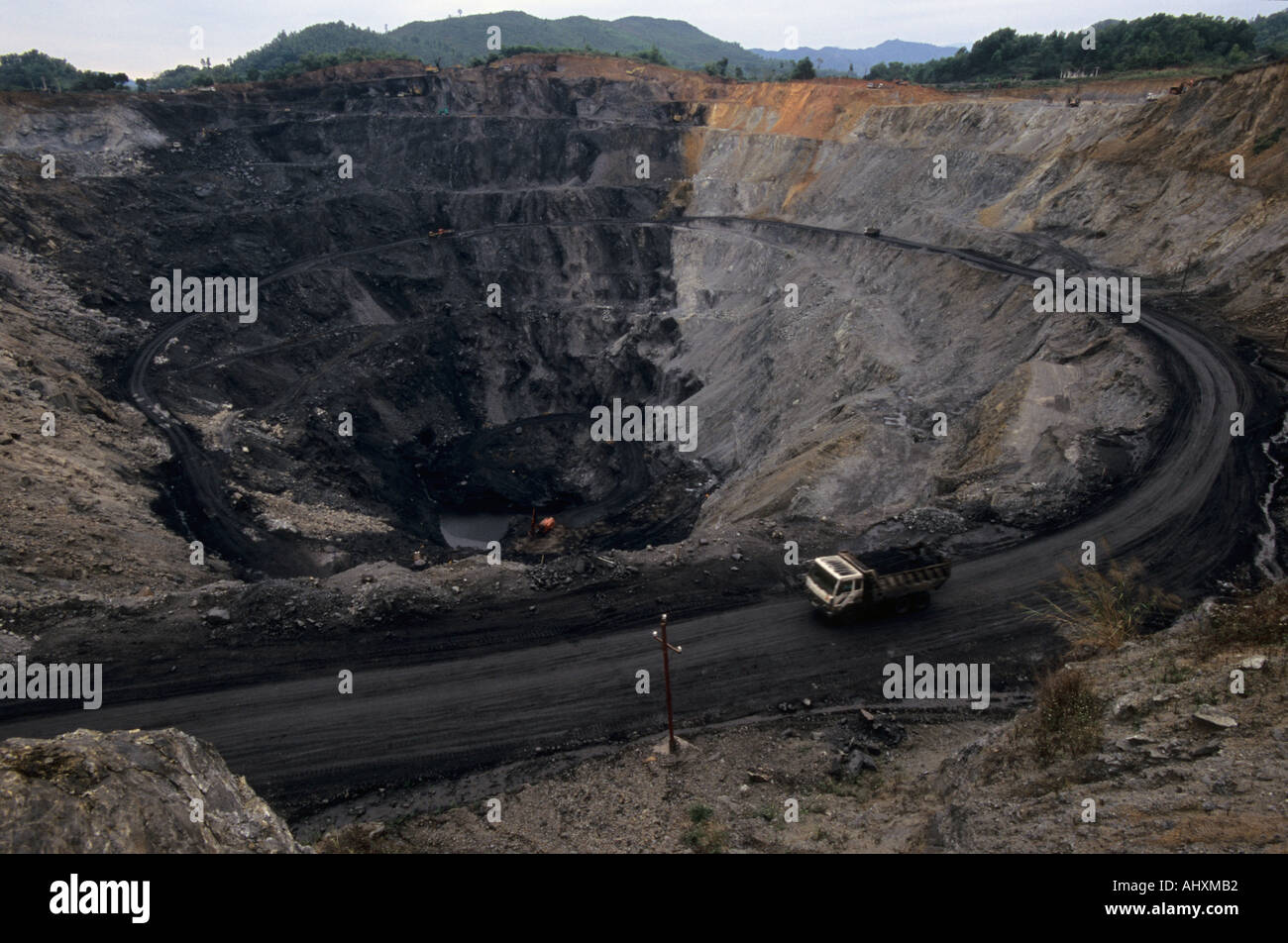 Mine de charbon à ciel ouvert, province de Thai Nguyen, Vietnam Banque D'Images
