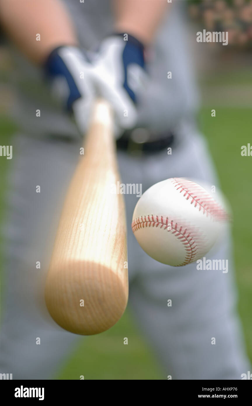 Gros plan du baseball player hitting ball Banque D'Images