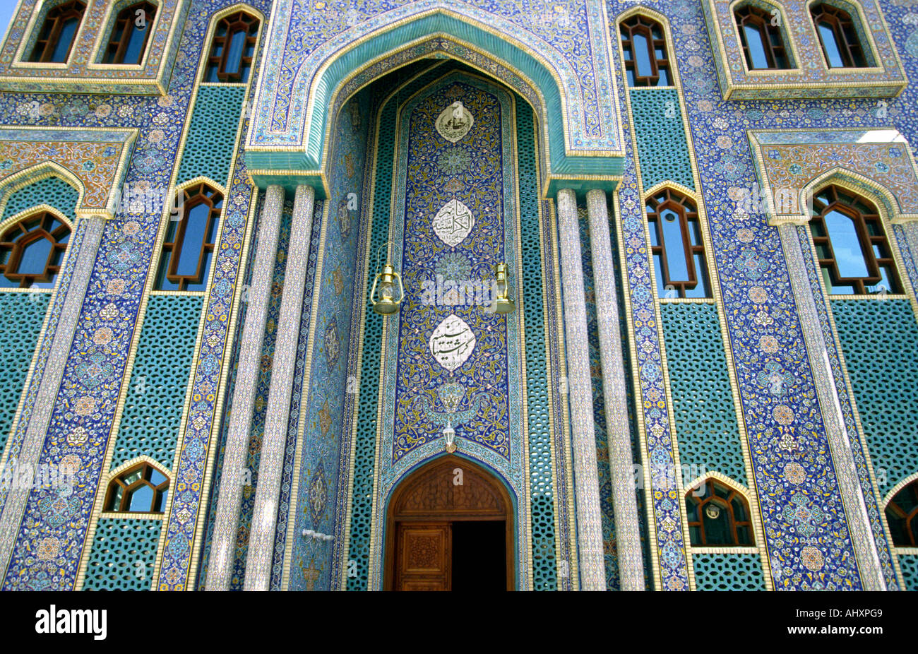 UAE Dubai sol carrelé face de nouvelle mosquée Iranienne Banque D'Images