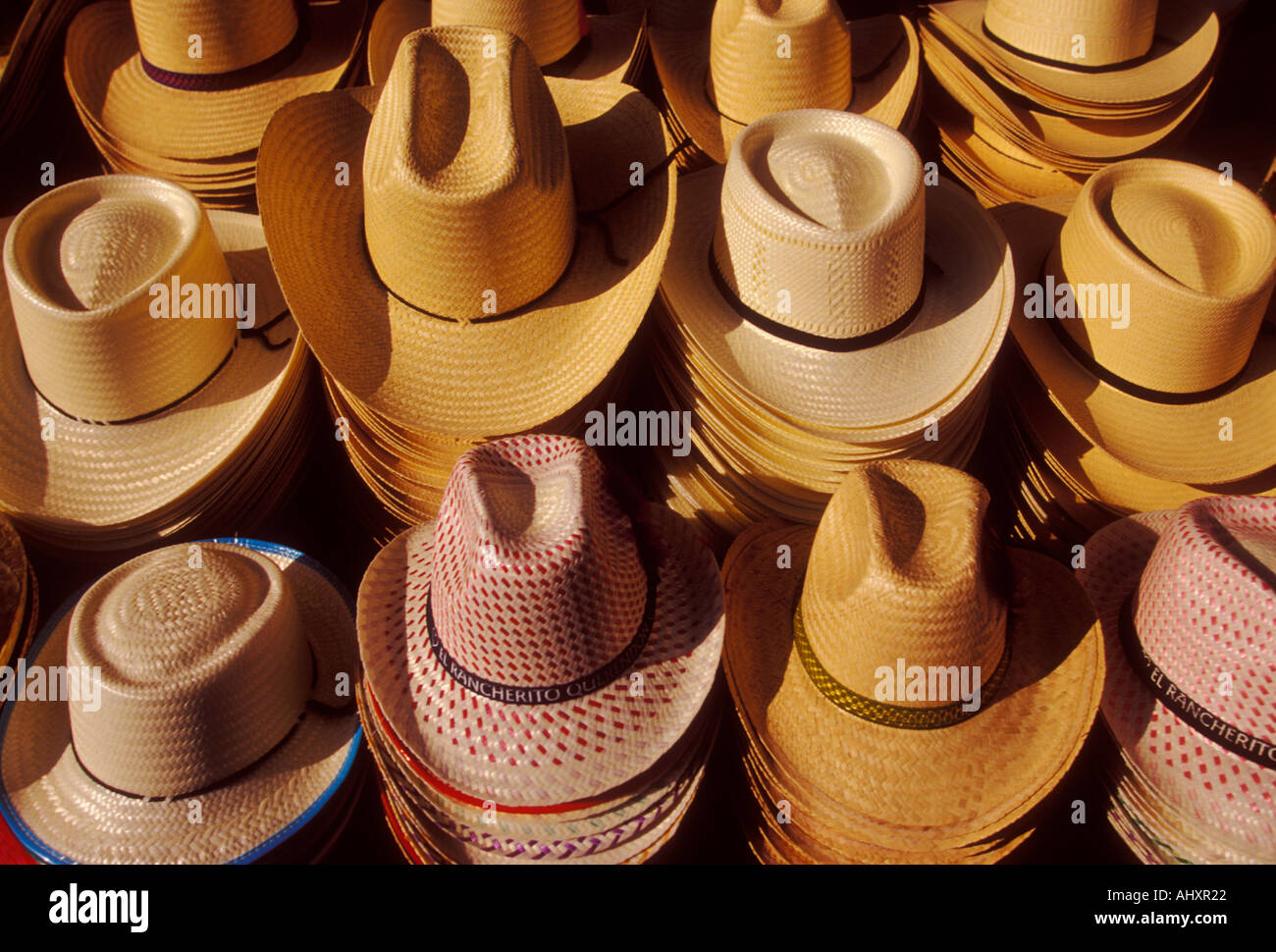 Chapeau de paille, chapeaux de paille, sur l'affichage, à la vente, marché, village, tlacolula de Matamoros, tlacolula, état de Oaxaca, Mexique Banque D'Images