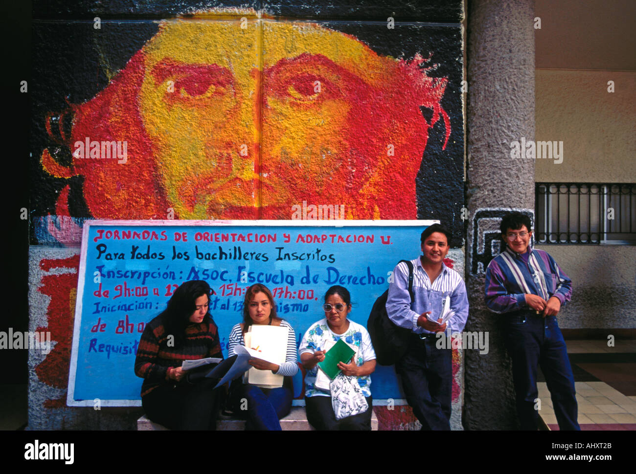 Ecuadorans, Équateur, les élèves, sur le campus, le campus de l'Université centrale, ville de Quito, Quito, Pichincha Province, l'Équateur, en Amérique du Sud Banque D'Images