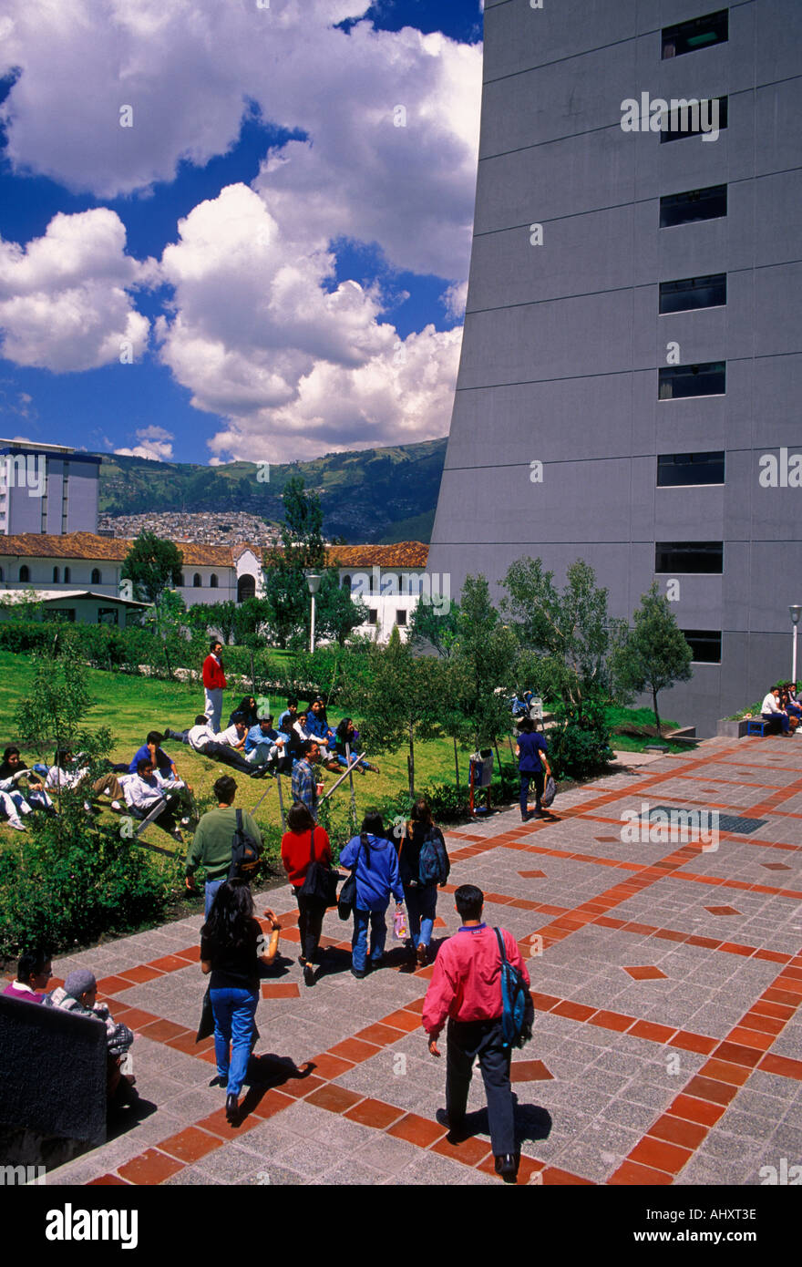 Les étudiants de l'université, les étudiants, les étudiants, sur le campus, le campus de l'université catholique de Quito, pichincha province, l'équateur, en Amérique du Sud Banque D'Images