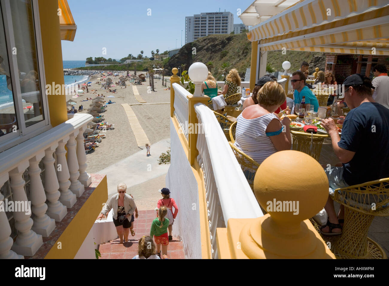 Benalmadena Costa La province de Malaga Costa del Sol Espagne Pas de restaurant menant à Playa Torrevigia Banque D'Images