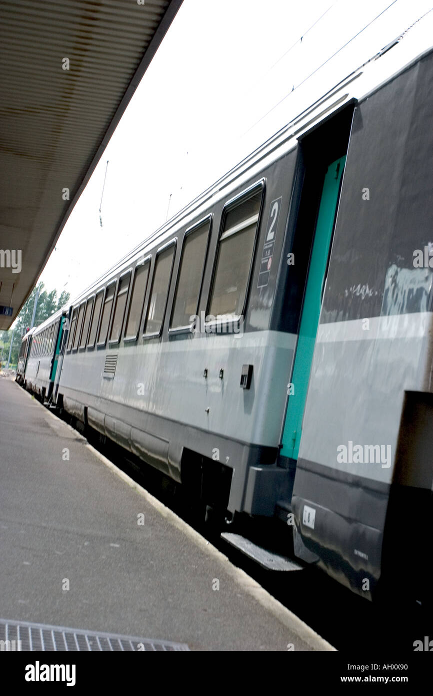 Corail ter train français sur bank Banque D'Images