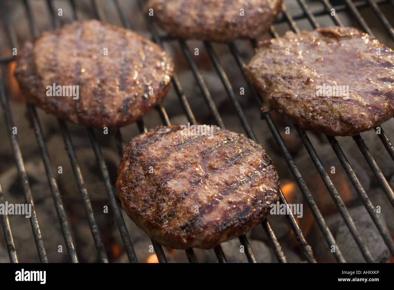 La cuisson des hamburgers sur le barbecue Banque D'Images