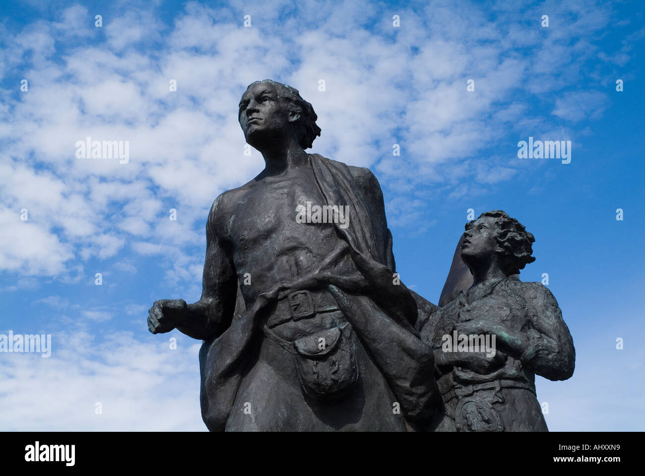 DH Highland déstockage HELMSDALE SUTHERLAND Scottish les émigrants 30 pieds de la famille statue de bronze dégagera les monuments historiques de l'ecosse Banque D'Images
