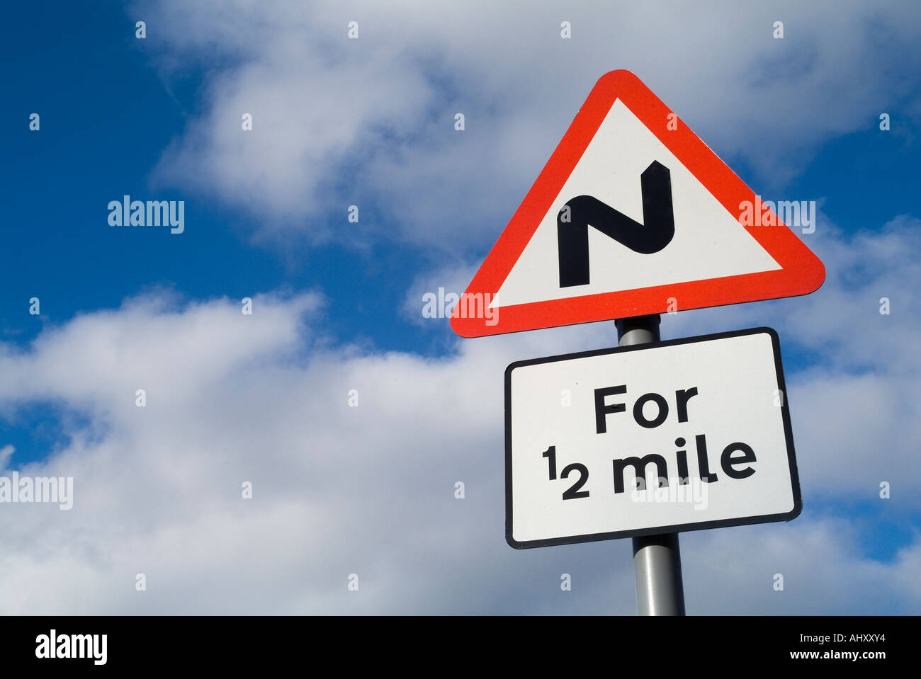 dh Red Triangle roadSigns ROADSIGN Royaume-Uni virages de route tordus pour panneau de signalisation de la piste de 1/2 km indiquant des signes d'avertissement Banque D'Images