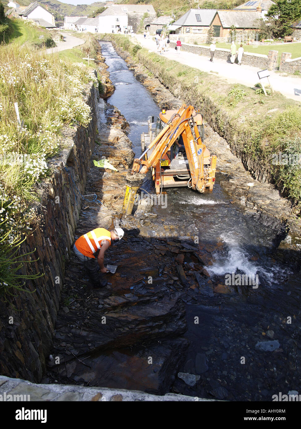 Travail ouvrier sur la rivière creuse à Viseu. 12 Septembre 2007 Banque D'Images
