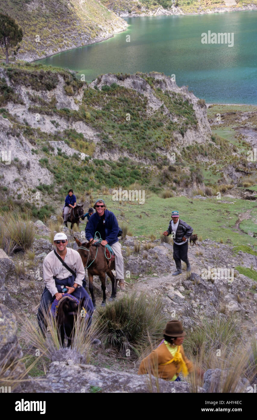 Les touristes escalade de cratère Quilotoa sur un âne, l'Équateur Banque D'Images