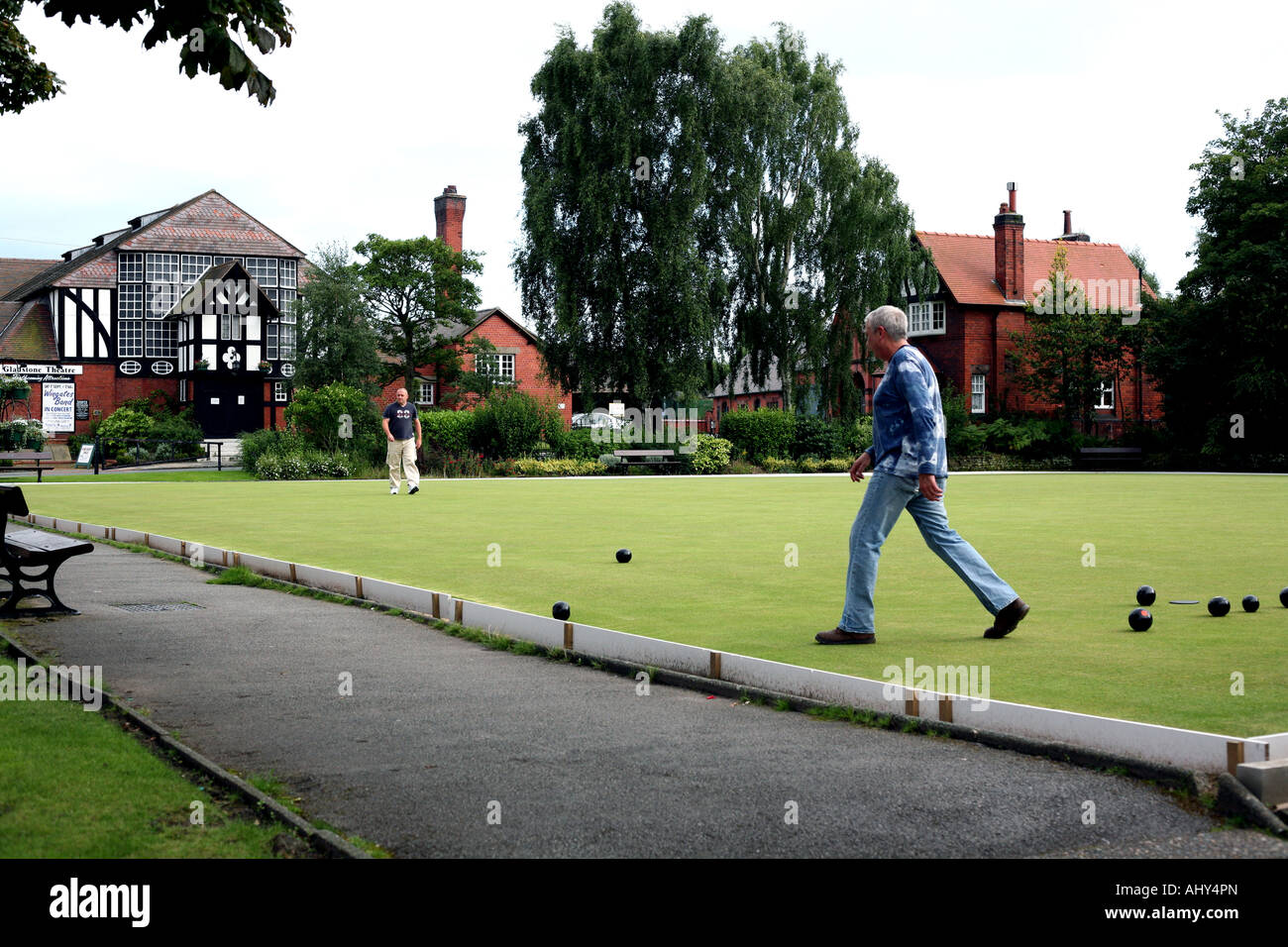 Les hommes jouent sur le terrain de boules en Sulight Port village près de Liverpool Banque D'Images