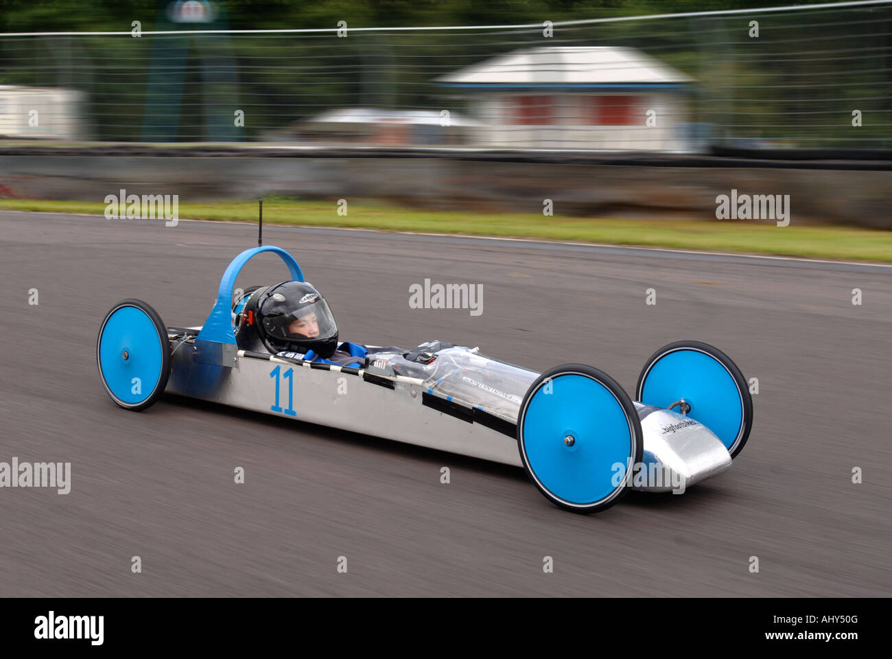 Course de voiture électrique GREENPOWER POUR LES ÉCOLES AU CIRCUIT DE CASTLE COMBE WILTSHIRE UK Banque D'Images