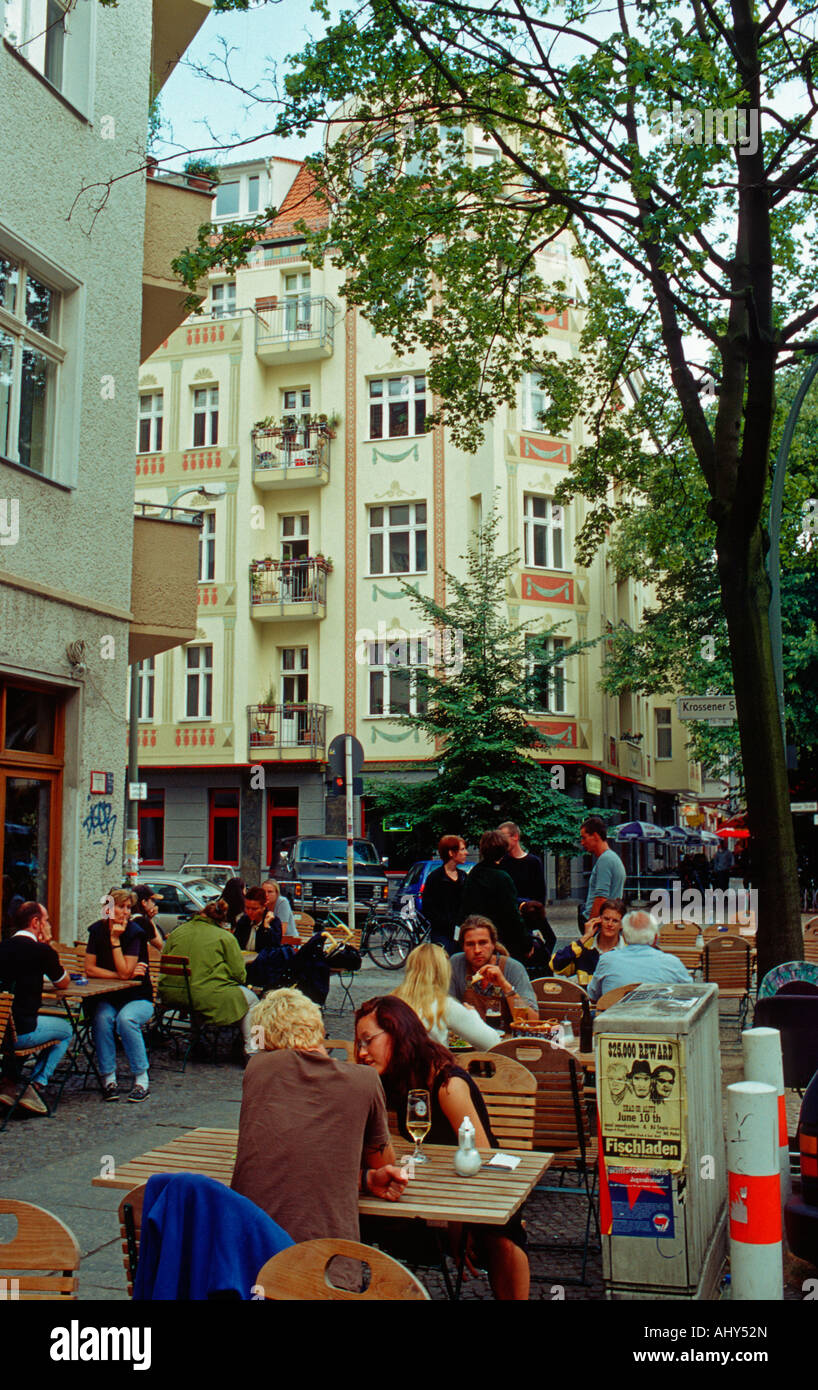 Berlin. Friedrichshain. Streetlife. La rue populaire Simon-Dach-Strasse à Berlin Friedrichshain populaire du trimestre. Banque D'Images