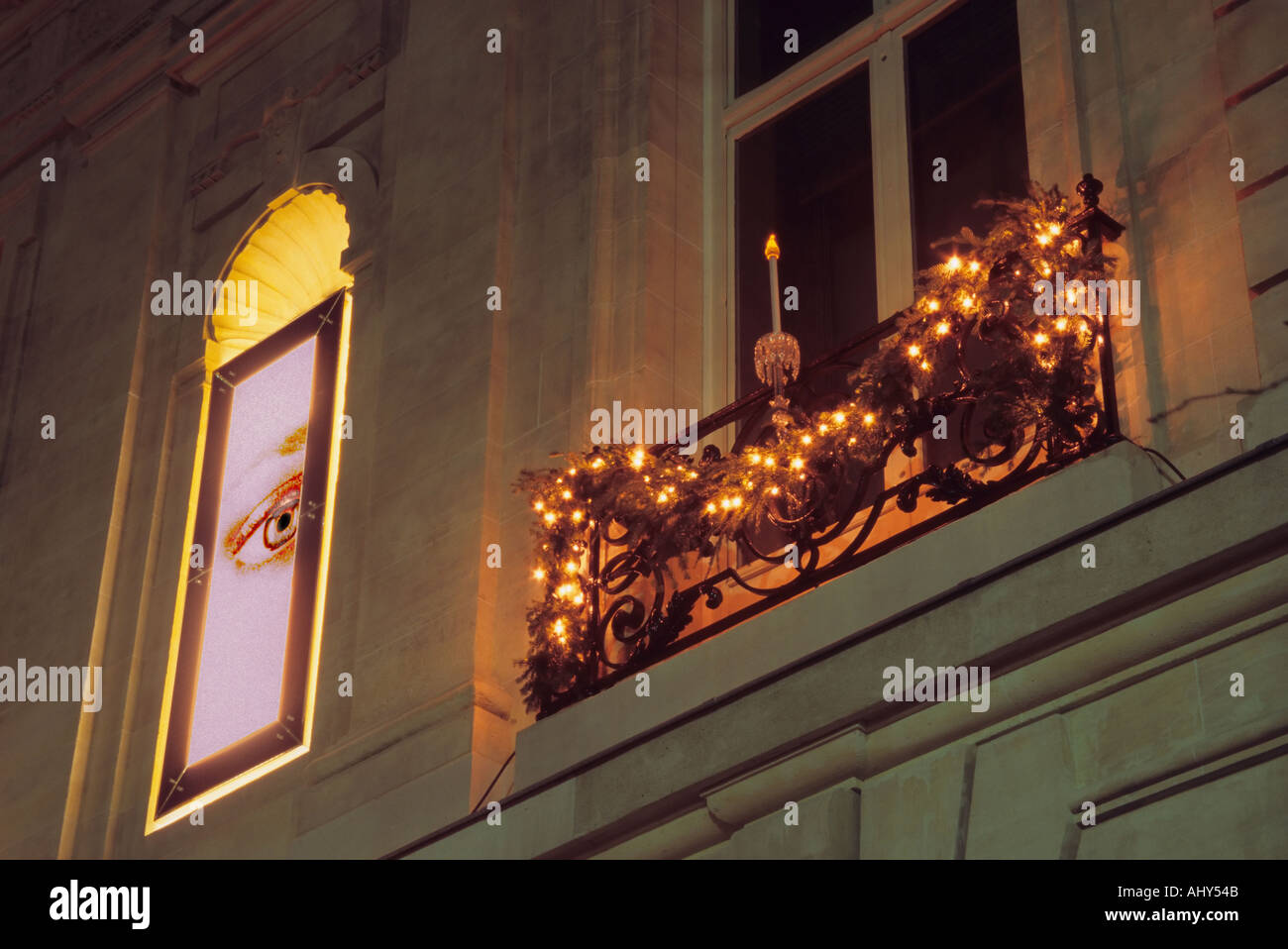 L'extérieur avec des enseignes au néon d'un oeil et des décorations de Noël, des bougies cristal candélabres. Au musée Baccarat, boutique, restaurant à l'Hôtel de Noailles à Paris. Conçu par Philippe Starck. Banque D'Images