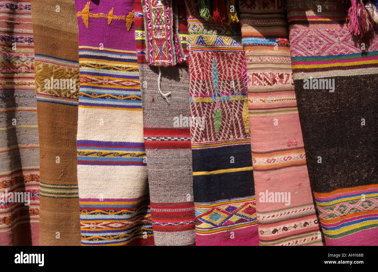 Des tapis traditionnels de vente, marché artisanal, Aguas Calientes, Pérou Banque D'Images