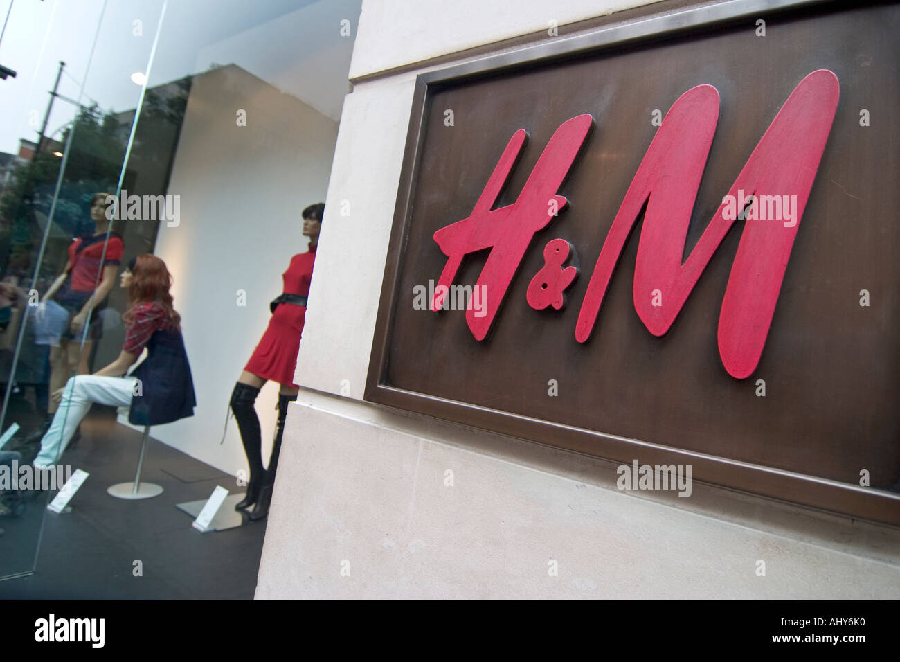 Close up de H et M signer et vitrine sur Oxford Street Banque D'Images